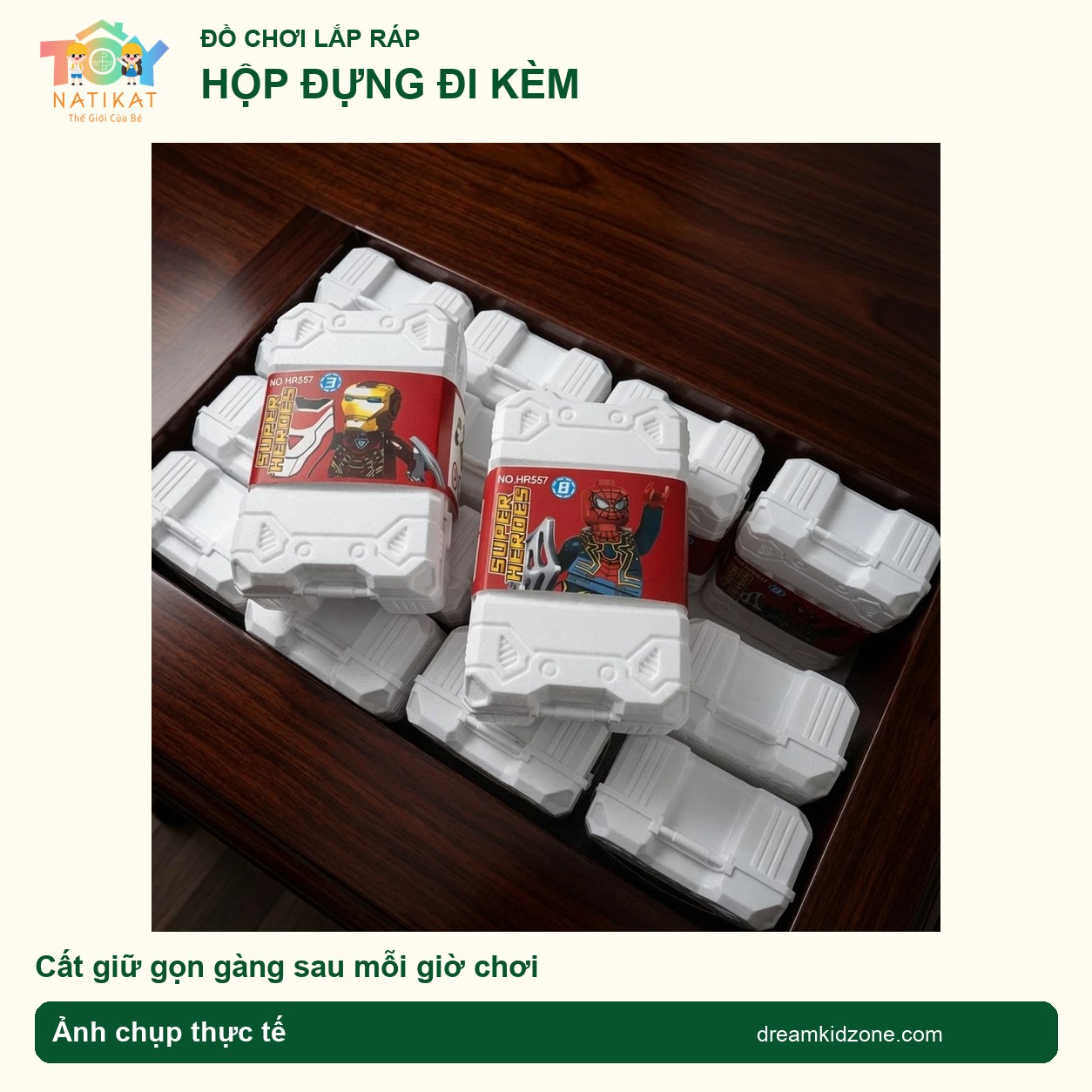 Các hộp trắng của bộ nhân vật siêu anh hùng đặt trên mặt bàn